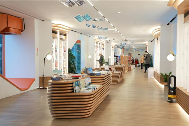 基隆塔內的「遠見人文空間」是全台灣唯一由台北總店授權開設的，進入書店門口可以看到用投影製作海面波光淋漓意象，也把過去曾在基隆得到文學獎的詩詞設計在環境裡，是相當舒適的閱讀空間。（基隆市政府提供／徐佑昇基隆傳真）