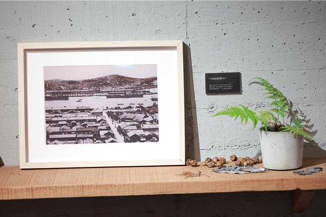 基隆塔內的「崆書屋」店內書櫃是使用柳安木，是從舊船廠蒐集船上的「跳板」打造而成，書屋中的銘牌是使用耐厚鋼製成，材料都與基隆在地息息相關。（基隆市政府提供／徐佑昇基隆傳真）