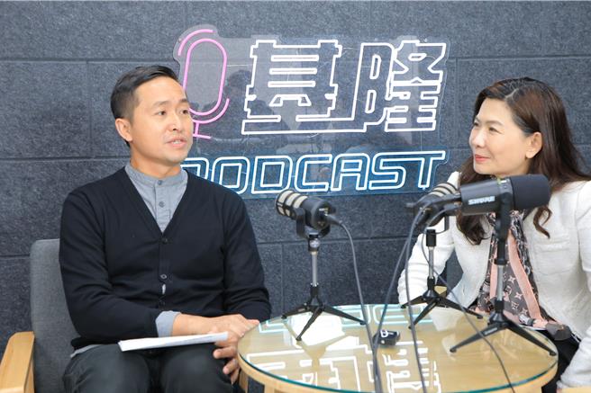 基隆塔內的「崆書屋」策展人王騰崇（左）與遠見行銷部總經理林芳燕（右）各自分享兩間書店內環境與設計巧思，並預告年後活動。（基隆市政府提供／徐佑昇基隆傳真）