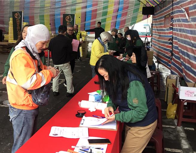 桃园大园仁寿慈善会寒冬送暖，250人获红包及生活物资。（大园仁寿慈善会提供／吕筱蝉桃园传真）