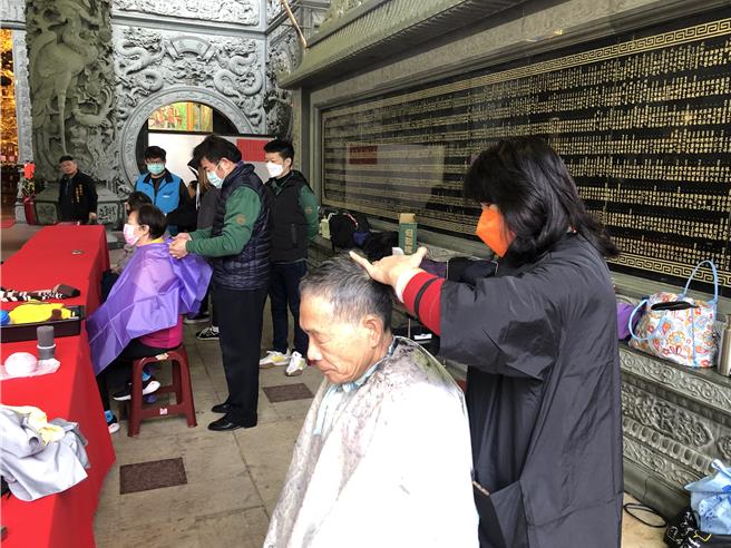 桃园大园仁寿慈善会寒冬送暖，250人获红包及生活物资。（大园仁寿慈善会提供／吕筱蝉桃园传真）