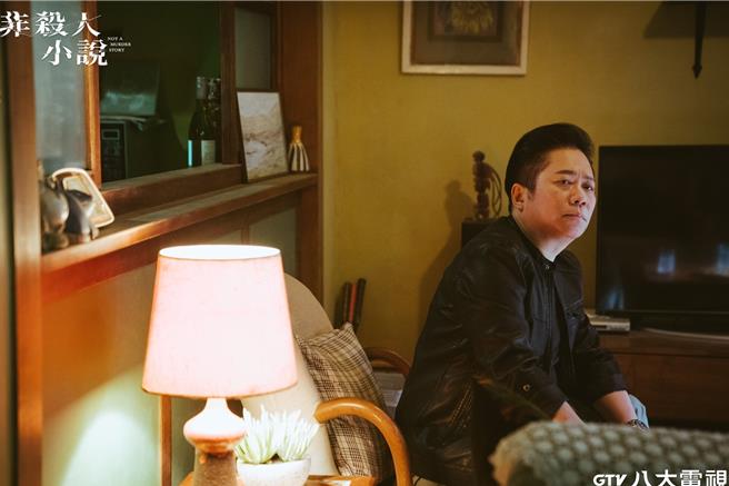 卜學亮劇中飾演警察角色，一圓兒時想當警察的夢想。（八大提供）