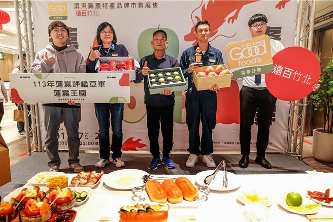 「蓮到好物 棗到好屏」屏東農特產品牌市集，27日在遠百竹北店開賣，邀屏東縣優質蓮霧蜜棗評鑑得獎農民展售。（羅浚濱攝）