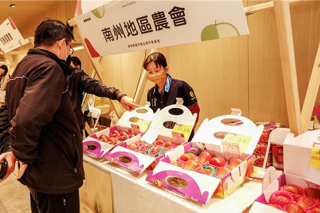 「蓮到好物 棗到好屏」屏東農特產品牌市集，27日在遠百竹北店開賣，南州地區農會展售各不同品種的優質蓮霧。（羅浚濱攝）