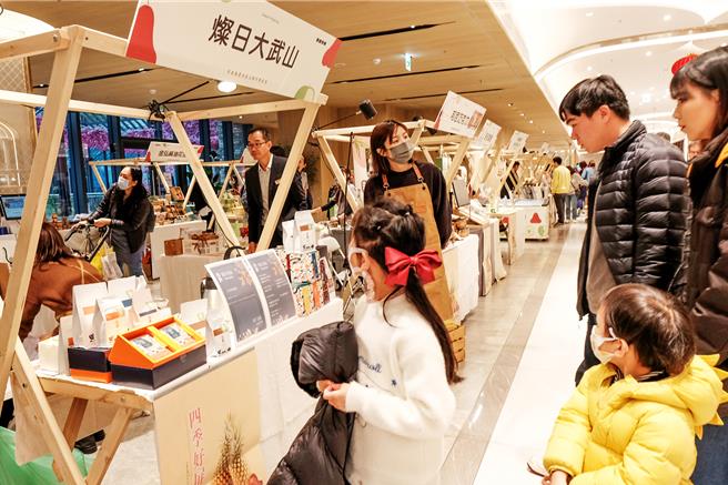 遠百竹北店舉辨「蓮到好物 棗到好屏」屏東農特產品牌市集，27日在遠百竹北店開賣，展售產銷履歷、有機驗證的農畜產品，吸引消費者目光。（羅浚濱攝）