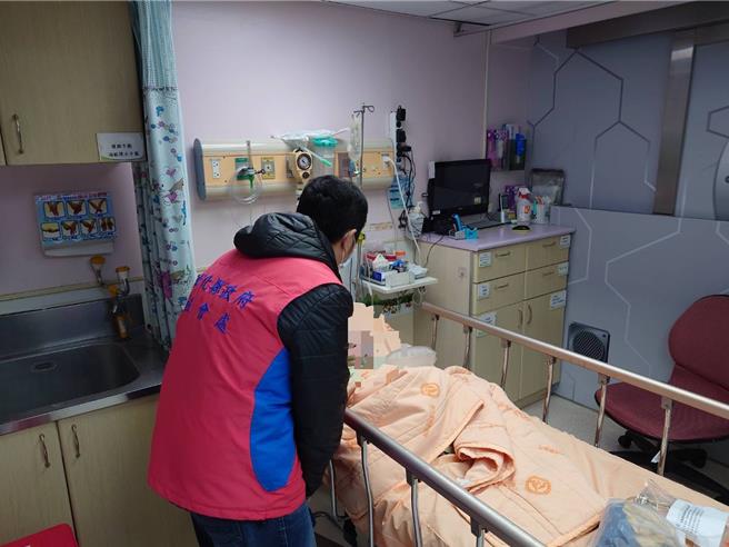 彰化縣政府表示，本案火警為中低收入戶單親家庭，目前阿嬤於彰基加護病房插管治療，2名小孩輕微嗆無外傷於病房觀察中，羅姓父親也已到醫院處理相關事宜。（彰化縣政府提供／吳建輝彰化傳真）