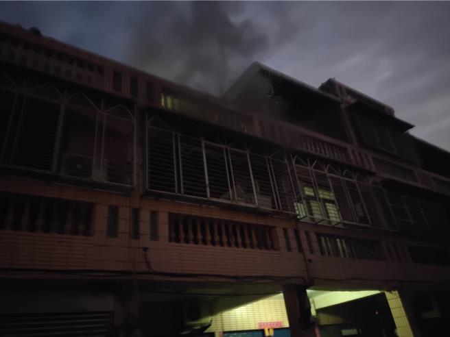 彰化縣線西鄉沿海路上1棟3層透天民宅今清晨發生火警，消防獲報火速到場搶救，架梯救出2名男童，並破門協助47歲的奶奶逃出。（本報資料照片）