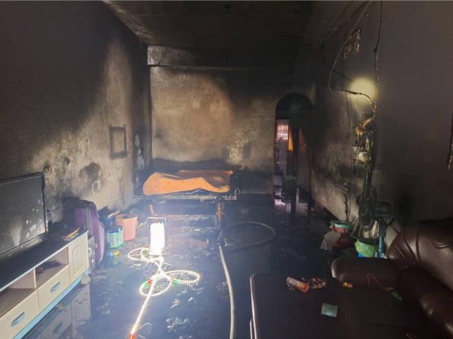 但不幸在1樓客廳發現57歲的爺爺已成焦屍。（本報資料照片）