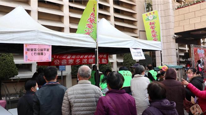 新营区公所今日在公所前广场办寒冬送暖，致赠6000元礼金给予379户弱势民眾。（新营区公所提供／张毓翎台南传真）