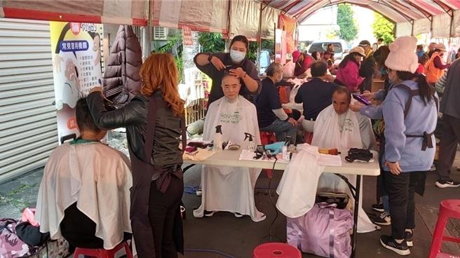 白河区公所与店仔口福安宫今日上午在庙埕广场进行寒冬送暖，透过发送物资、义剪等方式，帮助弱势家户。（白河区公所提供／张毓翎台南传真）