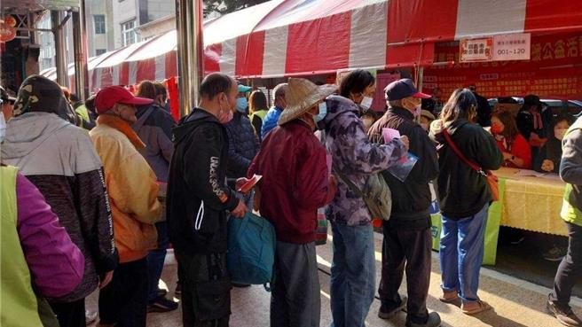 白河区公所结合社福团体发送2000元慰问金、物资。（白河区公所提供／张毓翎台南传真）