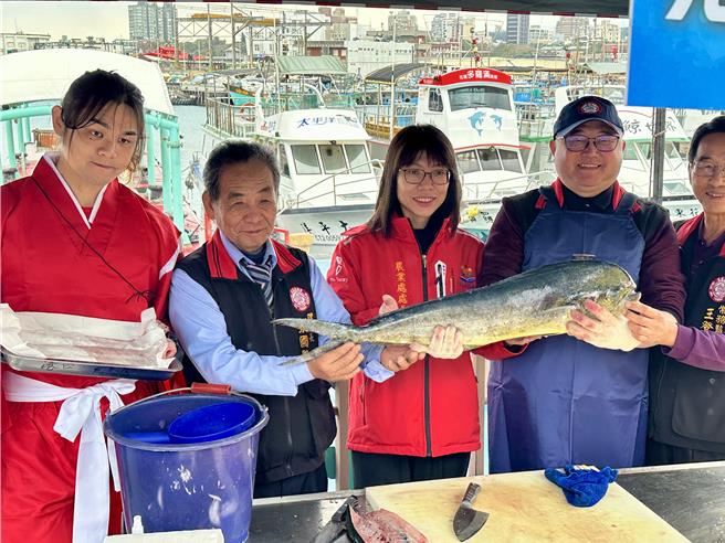 农业处长陈淑雯（中）与渔会理监事推荐道地新鲜海产。（王志伟摄）