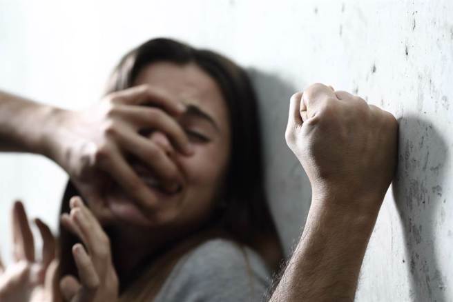 美籍男全裸接受服务时，既然精虫衝脑，强逼按摩妹「口腔运动」。(图shutterstock达志)