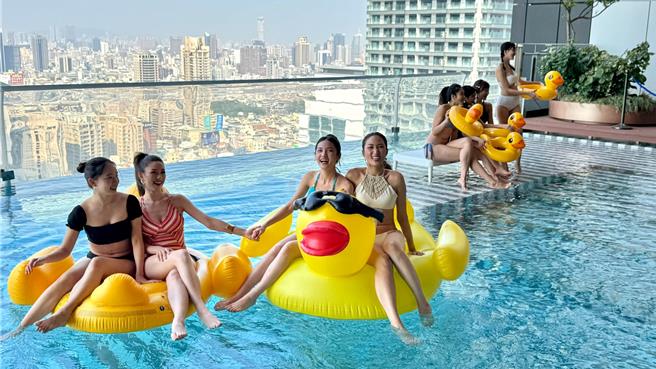 承亿酒店今力邀第12届台湾小姐后冠林沛瑢领衔其他9位获奖人，在24楼高空无边际泳池畔旁举办走秀、戏水。（柯宗纬摄）