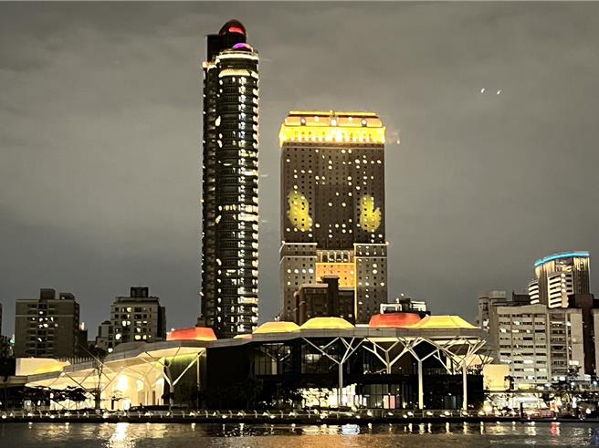 汉神百货建筑外墙上投影「汉神双鸭」，与港湾的双鸭本尊相互呼应。（柯宗纬翻摄）