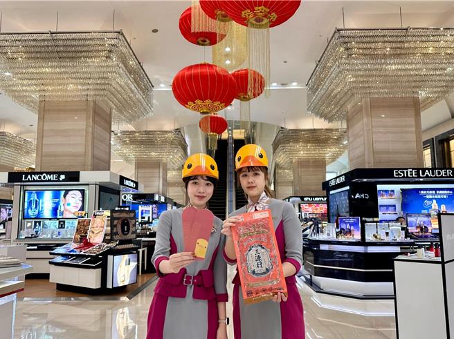 汉神百货应景送小鸭限量红包袋，2月1日起凭全馆单笔100元消费发票＋汉神Plus App即可兑换。（柯宗纬翻摄）