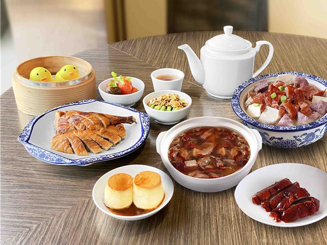 高雄翰品酒店黄色小鸭住房专案鸭点飨宴双人份有翰品潮味碟、萝蔓鸭皮片皮鸭、樱桃鸭腿剁盘、栗子芋头鸭煲、雪菜鸭米粉汤、黄色小鸭芝麻包、鸡蛋布丁。（柯宗纬翻摄）