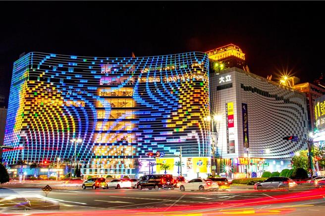 大立百货外墙LED帷幕打造「黄色小鸭来踩点」。（柯宗纬翻摄）