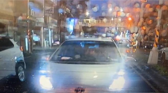 有名男驾驶在停等红灯时与坐在副驾驶座的女子忘情地接吻，岂料下一秒便撞上前车。（陈梦茹翻摄）