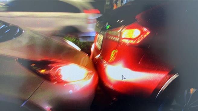 有名男驾驶在停等红灯时与坐在副驾驶座的女子忘情地接吻，岂料下一秒便撞上前车。（桃园警分局提供／陈梦茹桃园传真）