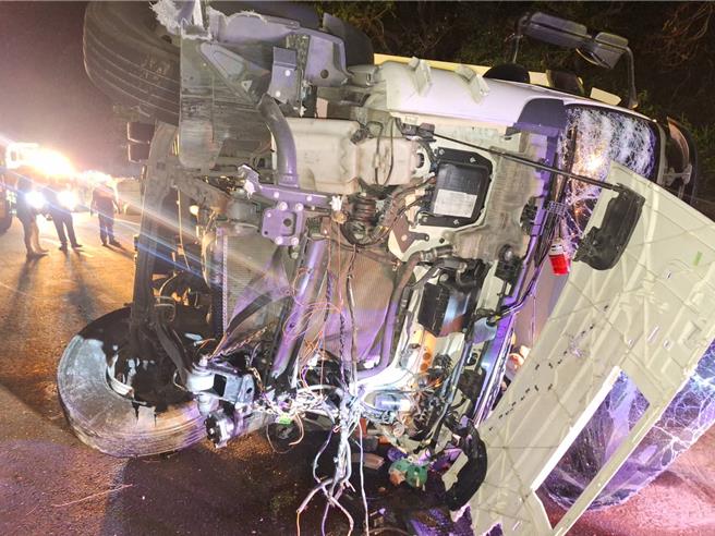 台9線1輛大貨車27日自撞山側翻覆。（讀者提供／蔡旻妤台東傳真）