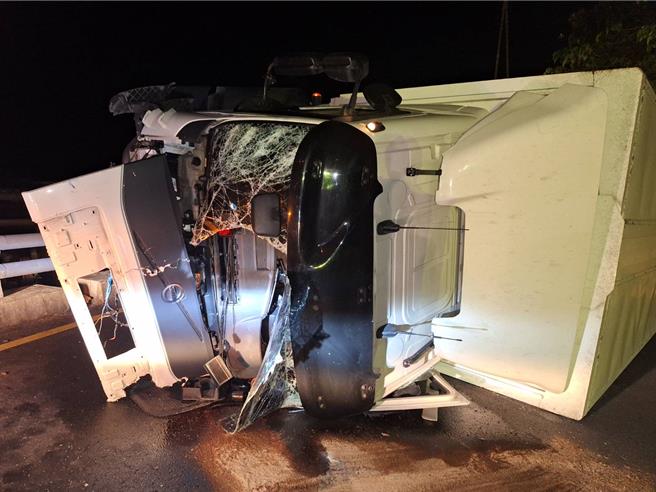 台9線1輛大貨車27日自撞山側翻覆。（讀者提供／蔡旻妤台東傳真）