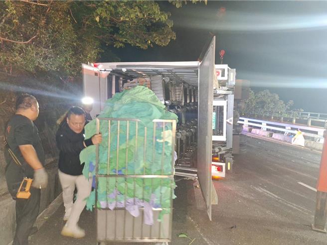 台9線1輛大貨車27日自撞山側翻覆。（讀者提供／蔡旻妤台東傳真）