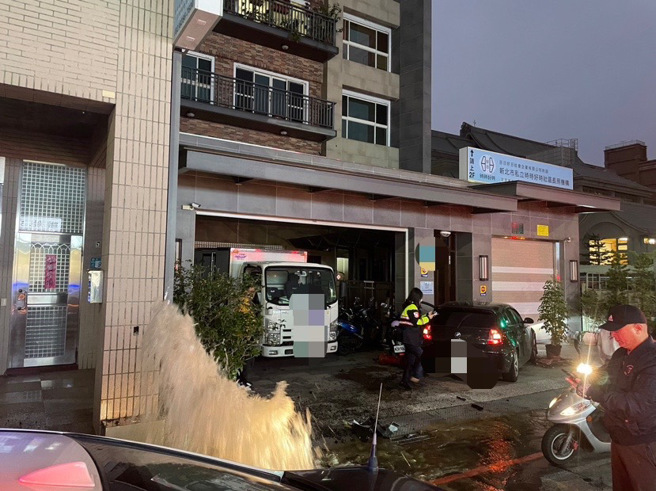 新北市芦洲43岁杨姓男子驾驶自小客车，疑因疲劳驾驶，不慎擦撞消防栓造成车辆及消防栓毁损，导致水柱喷发。（图／警方提供）