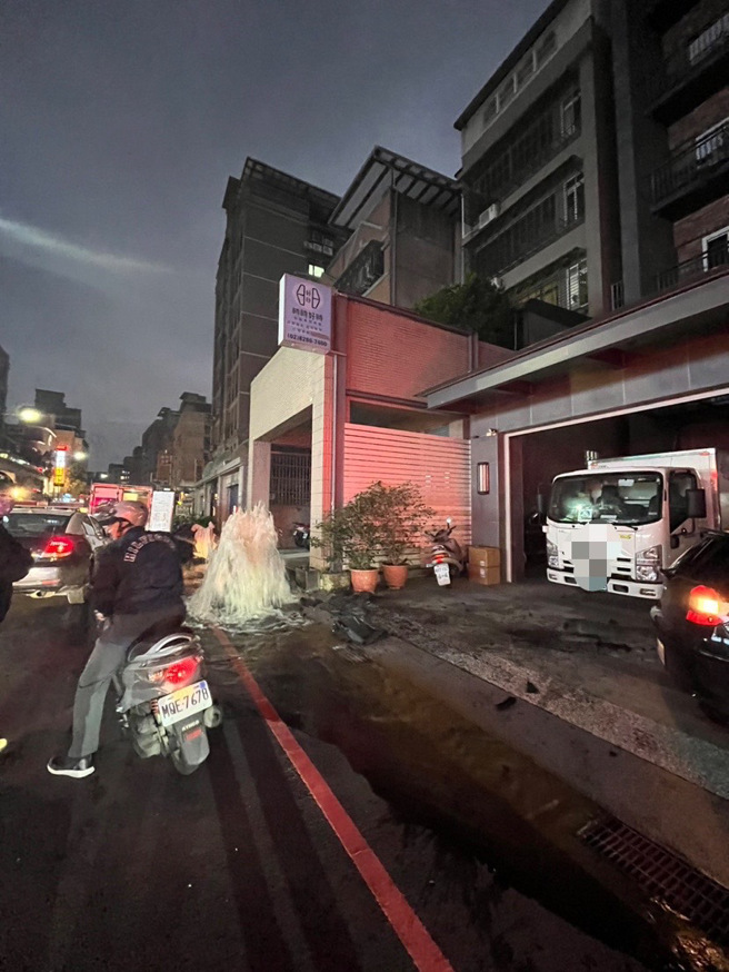 新北市芦洲43岁杨姓男子驾驶自小客车，疑因疲劳驾驶，不慎擦撞消防栓造成车辆及消防栓毁损，导致水柱喷发。（图／警方提供）