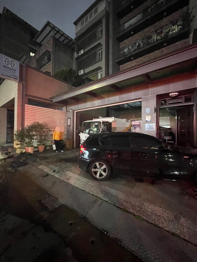 新北市芦洲43岁杨姓男子驾驶自小客车，疑因疲劳驾驶，不慎擦撞消防栓造成车辆及消防栓毁损，导致水柱喷发。（图／警方提供）