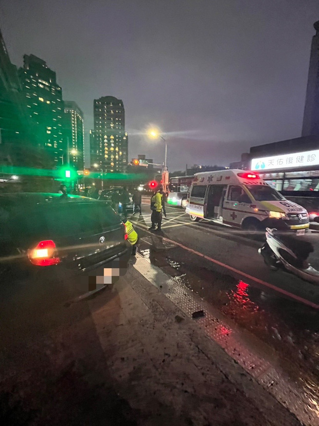 新北市芦洲43岁杨姓男子驾驶自小客车，疑因疲劳驾驶，不慎擦撞消防栓造成车辆及消防栓毁损，导致水柱喷发。（图／警方提供）