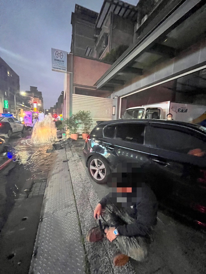 新北市芦洲43岁杨姓男子驾驶自小客车，疑因疲劳驾驶，不慎擦撞消防栓造成车辆及消防栓毁损，导致水柱喷发。（图／警方提供）