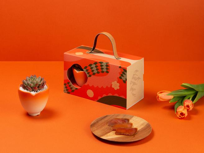 有肉x海濤客 2024龍年獨家植栽禮盒「龍曜豐年」，內含橘色漸層多肉植栽 1 盆、一口吃烏魚子 10 片，1590元。（有肉提供）