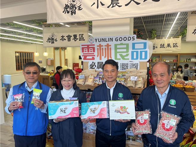 云林县虎尾镇农会「农民直销站」27日扩大营运，云林县副县长谢淑亚（左二）表示直销站可缩短食物里程、建构小农销售平台，让消费者以优惠价格买到优质食材。（张朝欣摄）