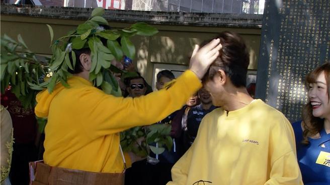 胡瓜（左）不忍了，巴阿翔的頭。（民視提供）