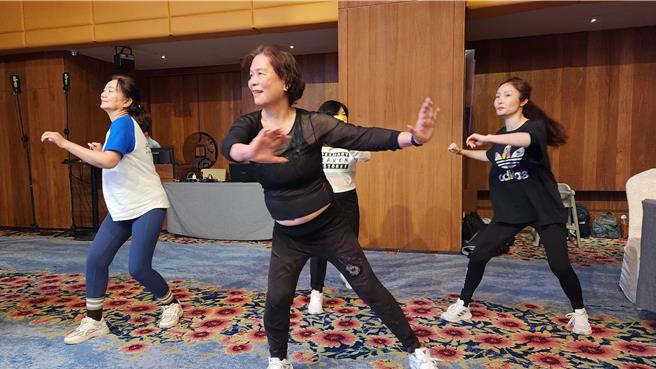 2024年1月27日澎湖县／为进军海外暖身，健身工厂首家离岛厂落脚澎湖。27日下午举办人才招募会。在两位有氧老师带领下，台下出席者跟着跳拳击有氧。（许逸民摄）