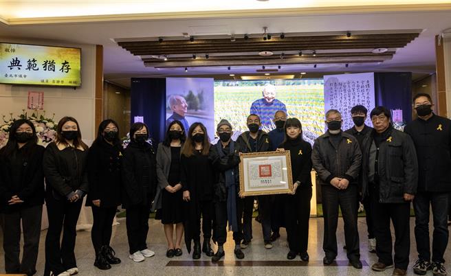 文化部政务次长李静慧（右5）代表颁赠总统褒扬令，由司马中原全体家属共同代表受赠。（文化部提供／李怡芸台北报导）