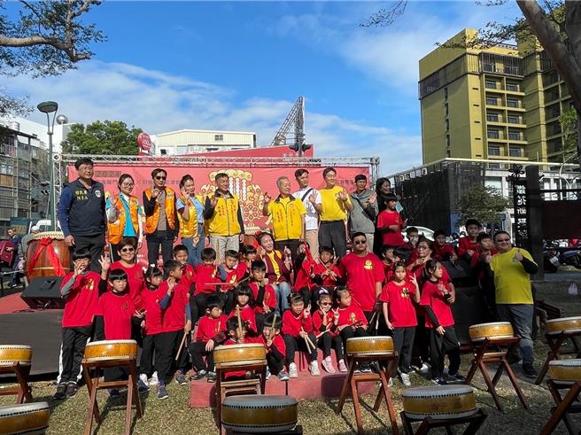 移民署南區事務大隊台東縣服務站及專勤隊27日設攤宣導入出國及移民法重點。（移民署南區事務大隊台東縣服務站提供／蔡旻妤台東傳真）