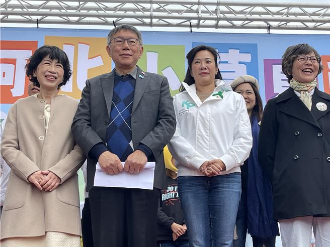 民眾党主席柯文哲（左二）与夫人陈佩琪（左）、吴欣盈（右二）、蔡壁如（右），27日下午共同出席台中市大里健康公园举办选后第2场小草感恩会，吸引上千人到场。（王煌忠摄）