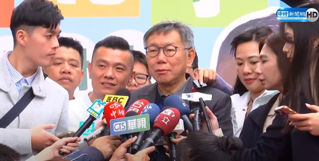 民眾黨27日下午舉辦「阿北森友會」中部小草感恩見面會，黨主席柯文哲會後受訪。(截自中時新聞網直播)