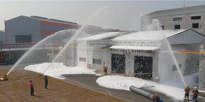 近日寒流来袭，掀起一股追雪潮，但有民眾在屏东新园乡疑似也看到「雪景」，而走近一看才发现是屏东消防局第三大队与新园分队在举办消防大练兵下起的「泡沫雪」。（新园消防分队提供／谢佳潾屏东传真）