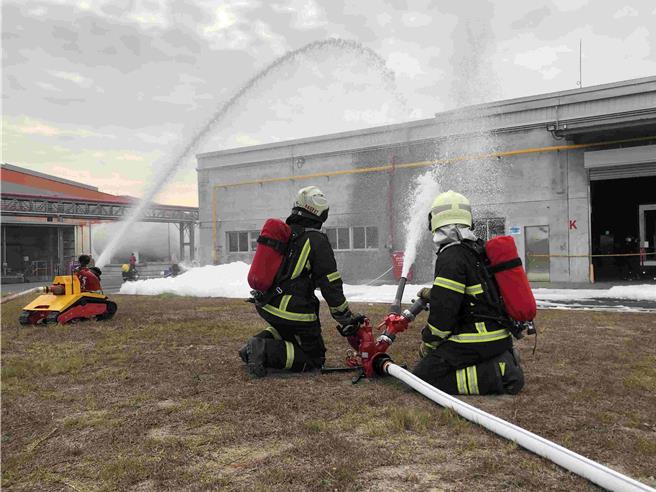 近日寒流来袭，掀起一股追雪潮，但有民眾在屏东新园乡疑似也看到「雪景」，而走近一看才发现是屏东消防局第三大队与新园分队在举办消防大练兵下起的「泡沫雪」。（新园消防分队提供／谢佳潾屏东传真）