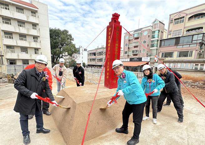 金門高中多功能教室新建工程今日在副縣長李文良(右前)主持下隆重舉行動土典禮，這幢斥資千萬打造家鄉之美的「金中講堂」預計將於今年9月份完工。(于家麒攝)