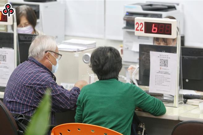 卫福部因而发布函释放宽，10月1日后只要请领数额低于15年或50万元劳保老年给付的民眾仍可继续请领A式、预估最多近10万人受惠。（报系资料照）