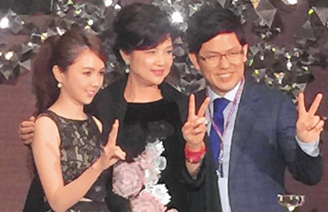 知名皮肤科诊所「于宾诊所」院长彭于宾（右），惊传昨（26）日因心血管疾病过世。（图／资料照）