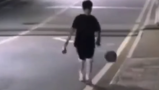 有弟弟在街頭運籃球，籃球不慎噴飛，造成雙載騎士摔車翻滾數圈。（圖／翻攝自臉書爆廢公社二館）