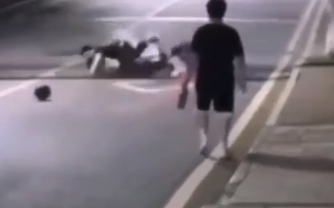 有弟弟在街頭運籃球，籃球不慎噴飛，造成雙載騎士摔車翻滾數圈。（圖／翻攝自臉書爆廢公社二館）