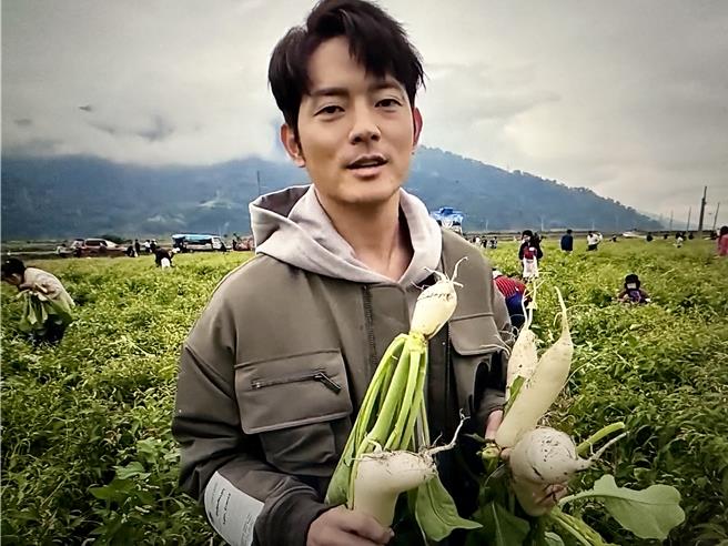 宥勝因性騷擾案，沈寂許久未露面。今天到花蓮玉里鎮參加友善稻田活動，被問到何時復出？他說暫時沒有去想。（民眾提供／王志偉花蓮傳真）