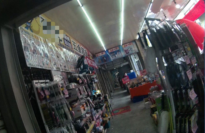 新北市1名43歲鄭姓男子，日前在三重區光復路一段68巷內違規擺設攤販，遭民眾檢舉，警方獲報到場取締，竟遭鄭男以「哇！你真的好像流氓」、「哇！你這態度像流氓一樣」貶損。（翻攝畫面）