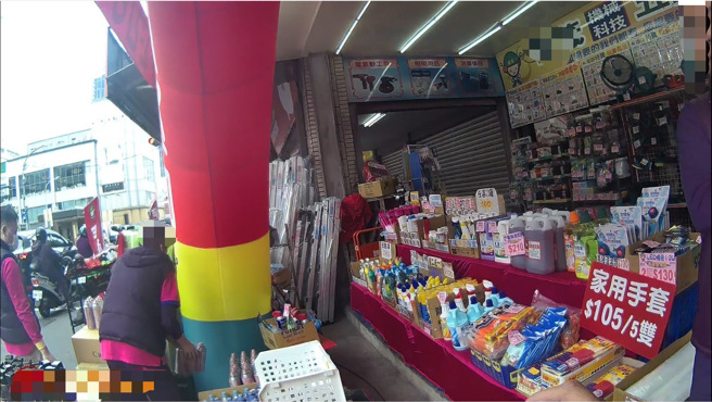 新北市1名43歲鄭姓男子，日前在三重區光復路一段68巷內違規擺設攤販，遭民眾檢舉，警方獲報到場取締，竟遭鄭男以「哇！你真的好像流氓」、「哇！你這態度像流氓一樣」貶損。（翻攝畫面）